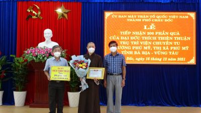 Bà Rịa – Vùng Tàu: Viện Chuyên Tu bàn giao 2 căn nhà tình nghĩa và tặng 200 phần quà hỗ trợ bà con huyện Tịnh Biên
