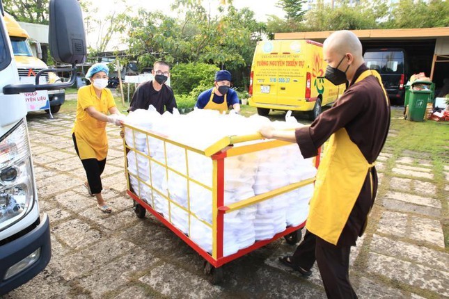 TƯ Giáo hội Phật giáo khuyến khích thực hiện nhiều hơn “bữa cơm yêu thương trong vùng dịch”