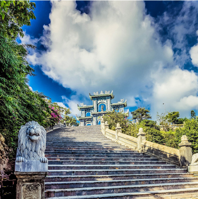 Đến xem ngôi chùa 13 lần tượng Phật “tỏa hào quang”