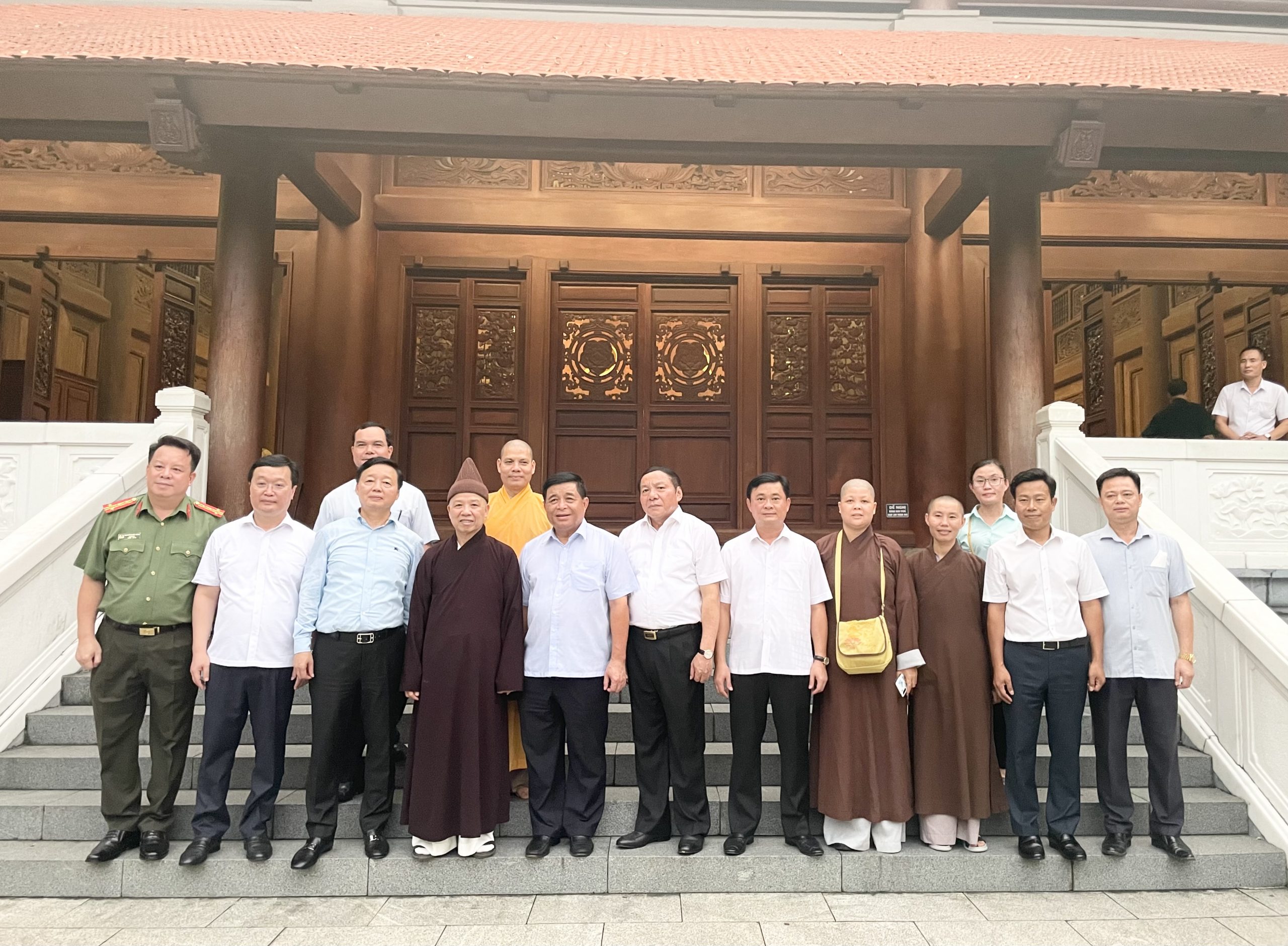 Hoà thượng Thích Thanh Quyết dâng hương tưởng niệm Chủ tịch Hồ Chí Minh tại Khu K9