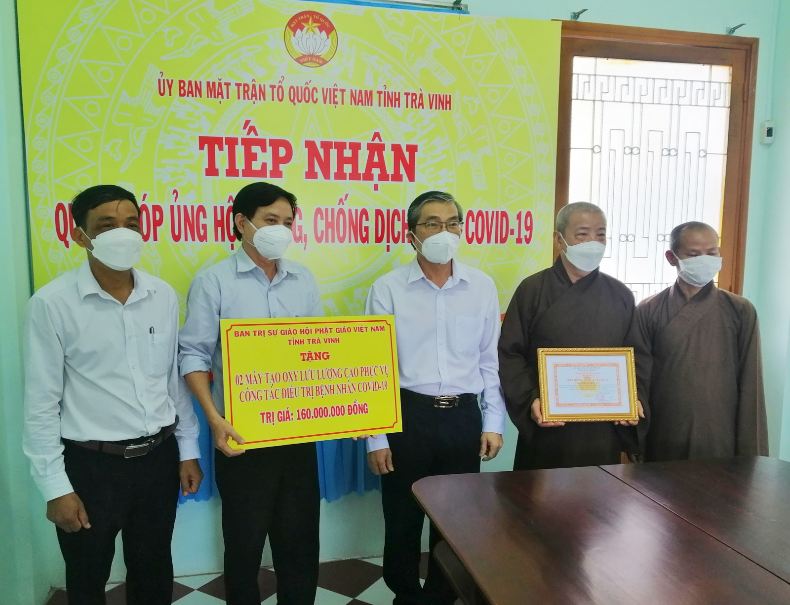Trà Vinh: Ban trị sự Phật giáo tỉnh trao máy tạo oxy lưu lượng cao phục vụ công tác điều trị bệnh Covid – 19