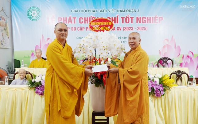 Thượng toạ Thích Minh Thành, Phó ban Giáo dục Phật giáo TP.HCM, Phó Hiệu trưởng Trường Trung cấp Phật học TP.HCM tặng hoa và tịnh tài đến Lớp Sơ cấp Phật học Q.3