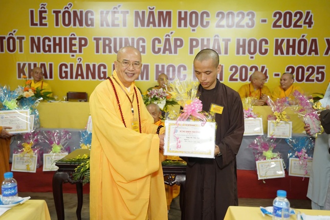 Tăng sinh nhận phần thưởng