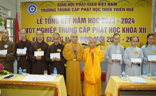 Nhị vị Trưởng lão Hòa thượng trao phần thưởng đến Tăng Ni có thành thích học tập loại Giỏi