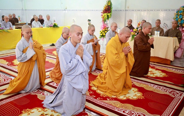 Đại diện Tăng Ni sinh dâng lời tri ân