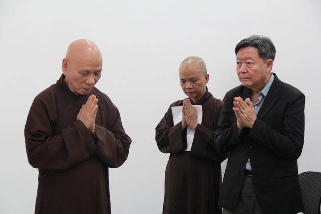 Trưởng lão Hòa thượng Thích Giác Quang bày tỏ niềm xúc động sau khi được nghe lại pháp âm của các bậc tôn túc và có lời tán dương đối với gia đình cố Phật tử Tâm Đại – Lê Văn Dũng