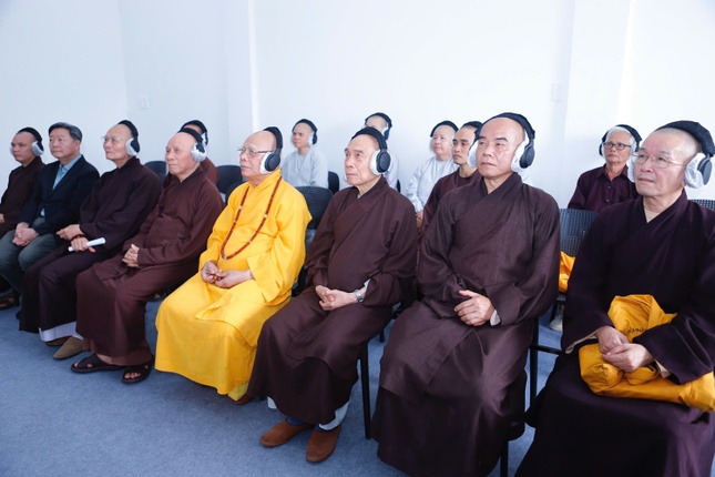 Chư tôn đức xem giới thiệu về phòng trưng bày tư liệu số Phật giáo