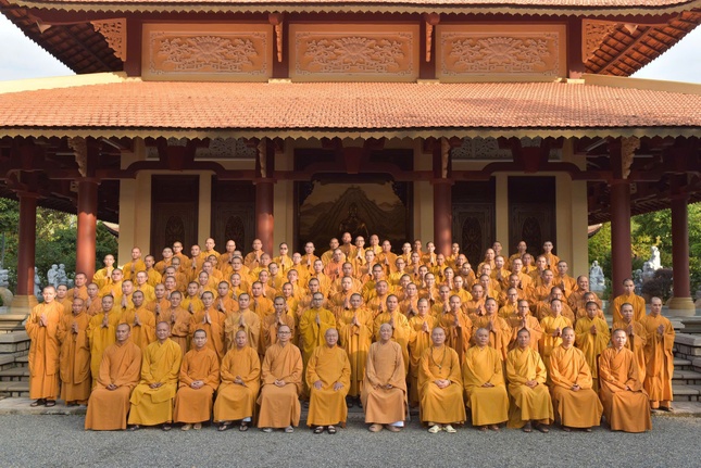 Tăng sinh tham dự kỳ thi tốt nghiệp khóa XI (2023-2026) lưu niệm cùng chư tôn giáo phẩm