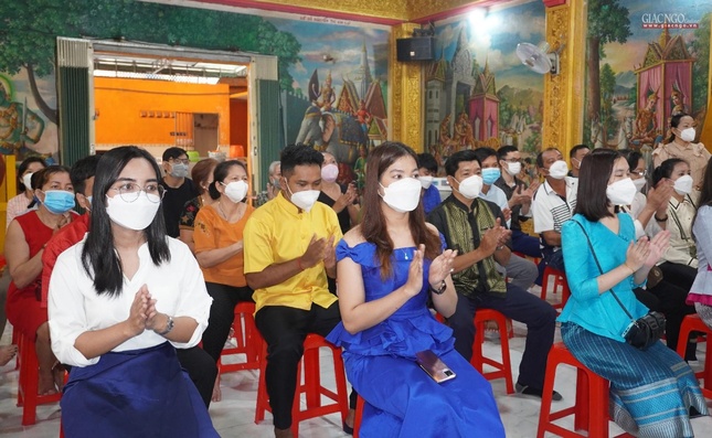 Ban Dân vận Trung ương chúc Tết cổ truyền đến chư Tăng, Phật tử Khmer tại TP.HCM ảnh 9