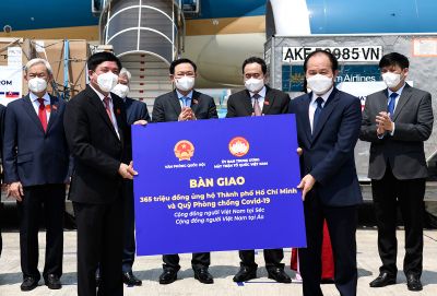 Chủ tịch Quốc hội Vương Đình Huệ trao vật tư y tế và kinh phí ủng hộ trong chuyến công tác châu Âu cho UBTƯ MTTQ VN và Bộ Y tế