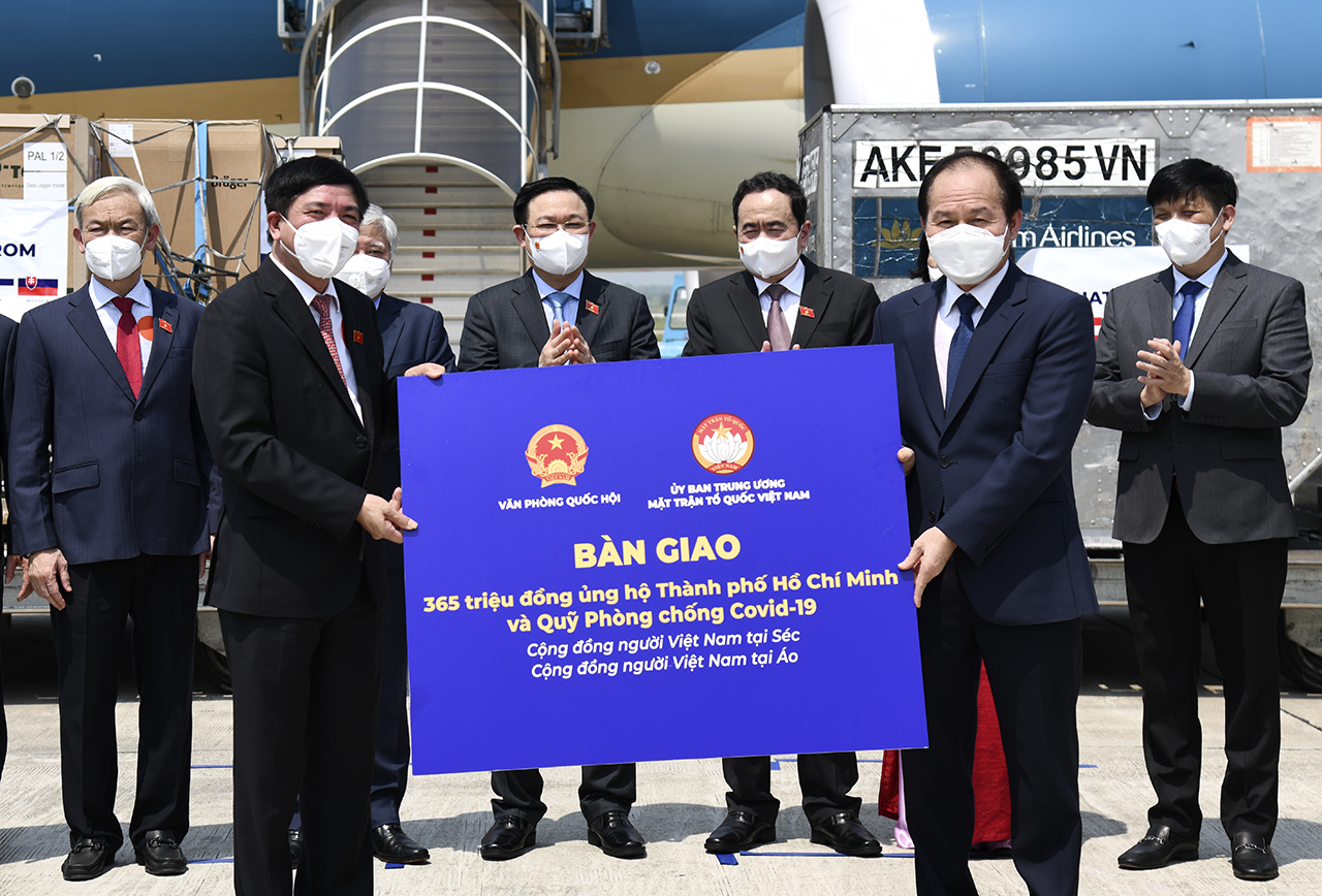Chủ tịch Quốc hội Vương Đình Huệ trao vật tư y tế và kinh phí ủng hộ trong chuyến công tác châu Âu cho UBTƯ MTTQ VN và Bộ Y tế