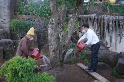 Chủ tịch UBND tỉnh Đắk Nông trồng cây tại chùa Pháp Hoa