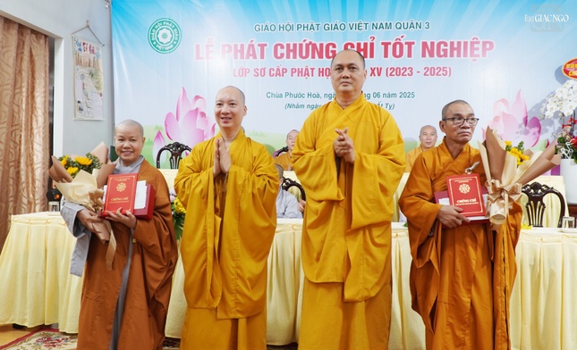 Thượng tọa Thích Thiện Chơn, Thượng tọa Thích Nguyên Các trao phần thưởng đến Tăng Ni sinh