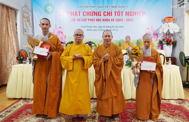 Thượng tọa Thích Thiện Bửu, Trưởng ban Trị sự GHPGVN Q.3; Đại đức Thích Thiện Châu, Phó Thường trực Ban Trị sự GHPGVN Q.3 trao phần thưởng đến Tăng Ni sinh