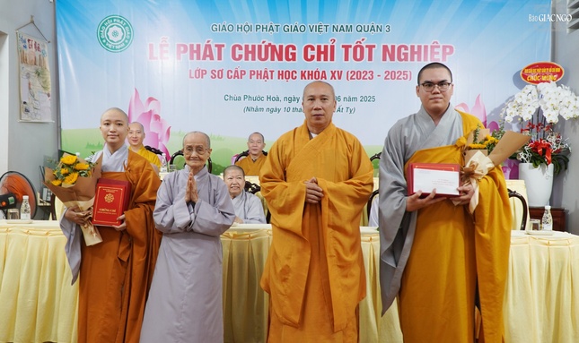 Thượng tọa Thích Minh Thành, Ni trưởng Thích nữ Viên Hạnh, trụ trì chùa Phước Hòa trao phần thưởng đến Tăng Ni sinh