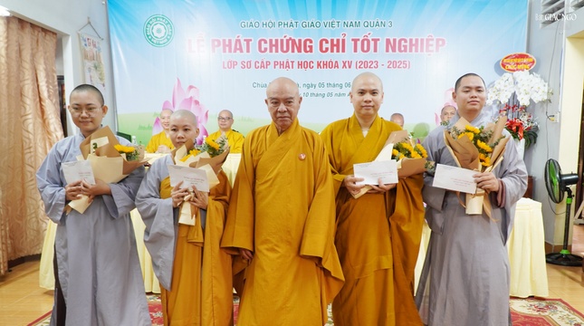 Hòa thượng Thích Nhựt Hỷ trao phần thưởng đến Tăng Ni sinh thi tụng luật