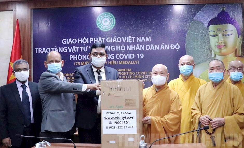 Giáo hội Phật giáo TP.HCM trao tặng 33 máy thở Meiko ủng hộ Ấn Độ