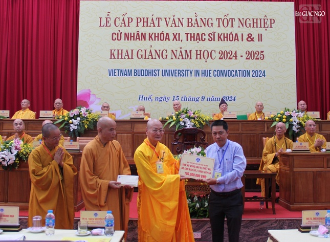 Học viện Phật giáo VN tại Huế trao 100 triệu đồng ủng hộ đồng bào miền Bắc bị thiệt hại do bão số 3