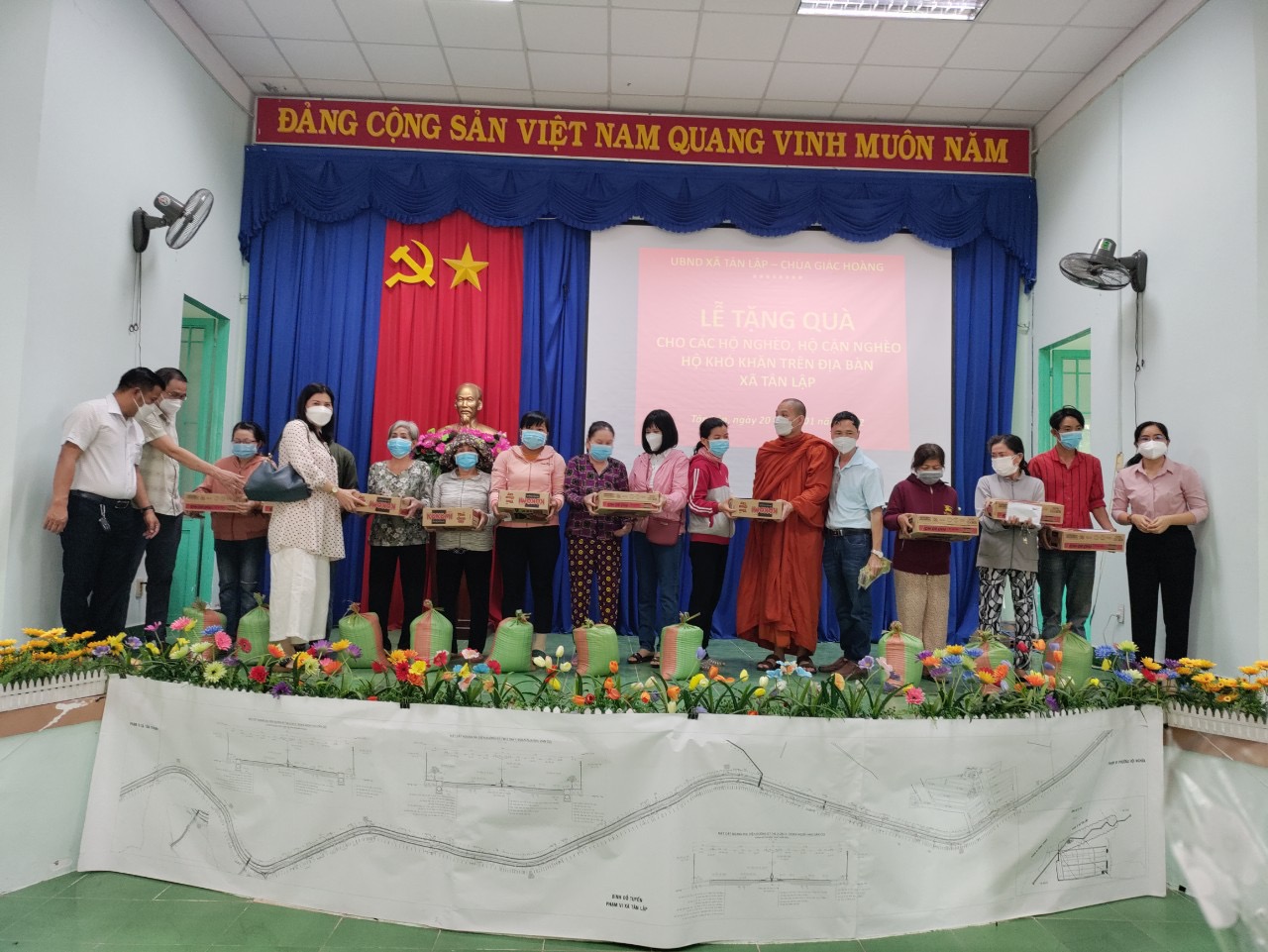 Bình Dương: Chùa Giác Hoàng trao 100 phần quà Tết cho các hộ gia đình khó khăn