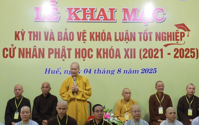 Hòa thượng Viện trưởng sách tấn Tăng Ni sinh tại lễ khai mạc kỳ thi