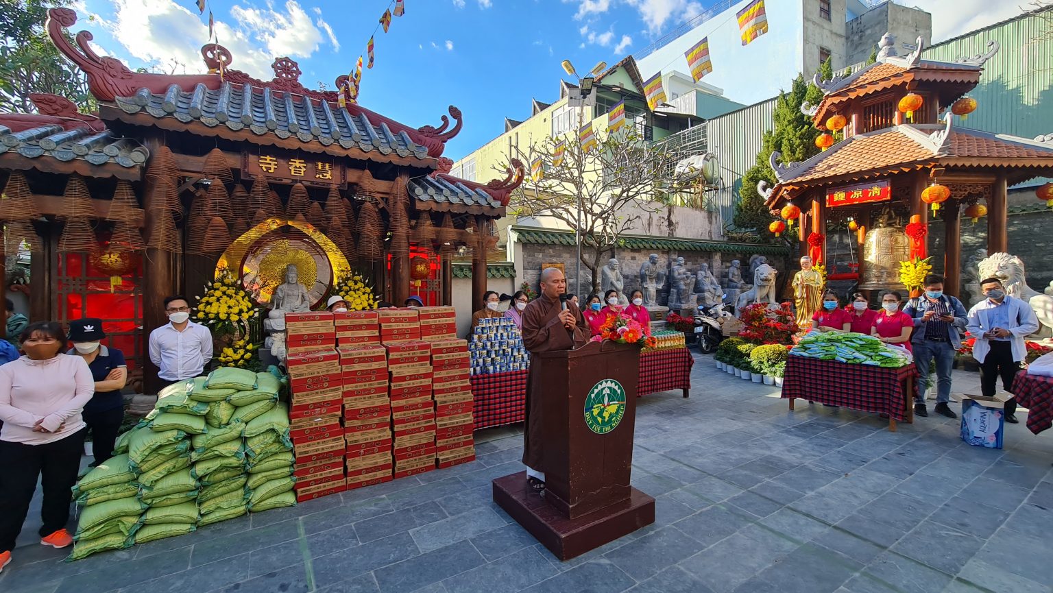 Kon Tum: Chùa Huệ Hương trao quà từ thiện cho bà con gặp khó khăn mùa COVID