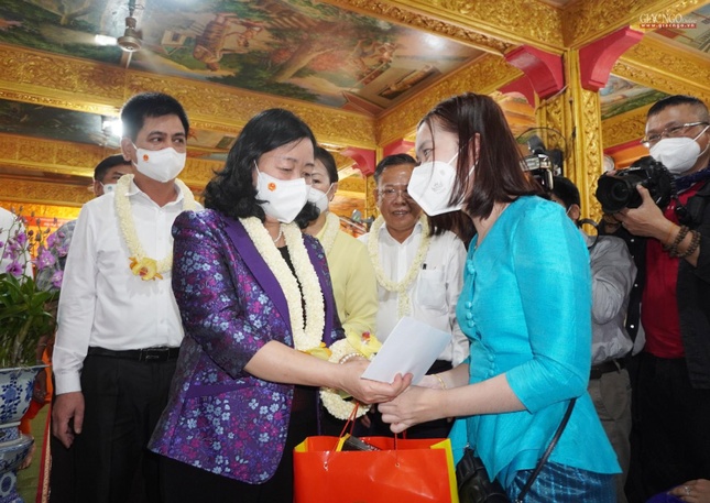Ban Dân vận Trung ương chúc Tết cổ truyền đến chư Tăng, Phật tử Khmer tại TP.HCM ảnh 11