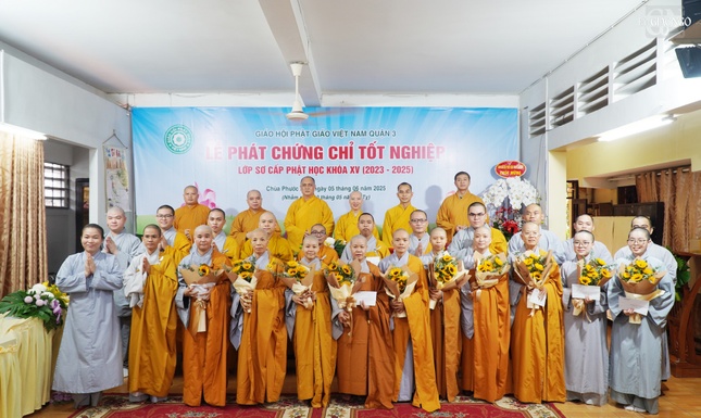 Ban Chủ nhiệm lưu niệm cùng các Tăng Ni sinh thi tụng luật