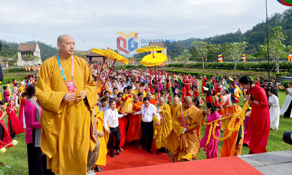 Các đồng chí lãnh đạo Trung ương, tỉnh và đông đảo chư tăng, phật tử cung rước xá lợi Đức Phật vào Cung Trúc Lâm Yên Tử.