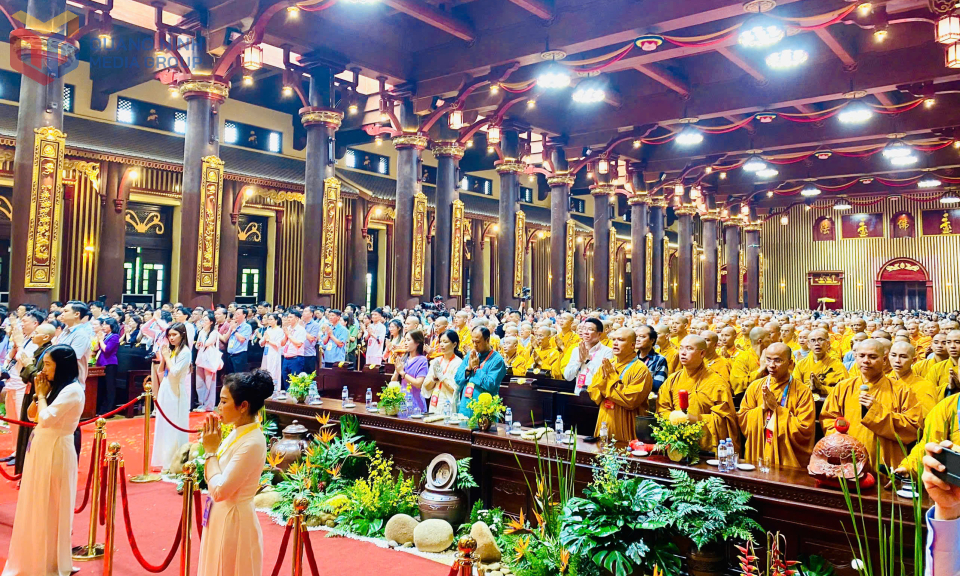 Đông đảo chư tăng, phật tử làm lễ cung nghinh xá lợi Đức Phật trong Cung Trúc Lâm Yên Tử.