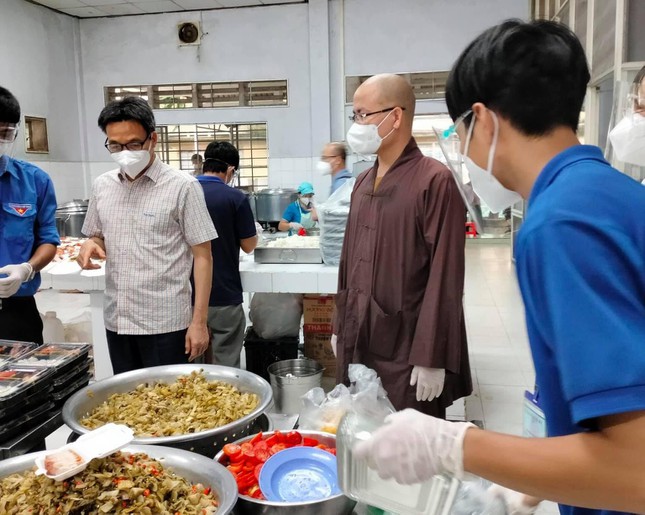 Phó Thủ tướng Vũ Đức Đam kiểm tra, động viên bếp ăn chùa Nam Thiên Nhất trụ