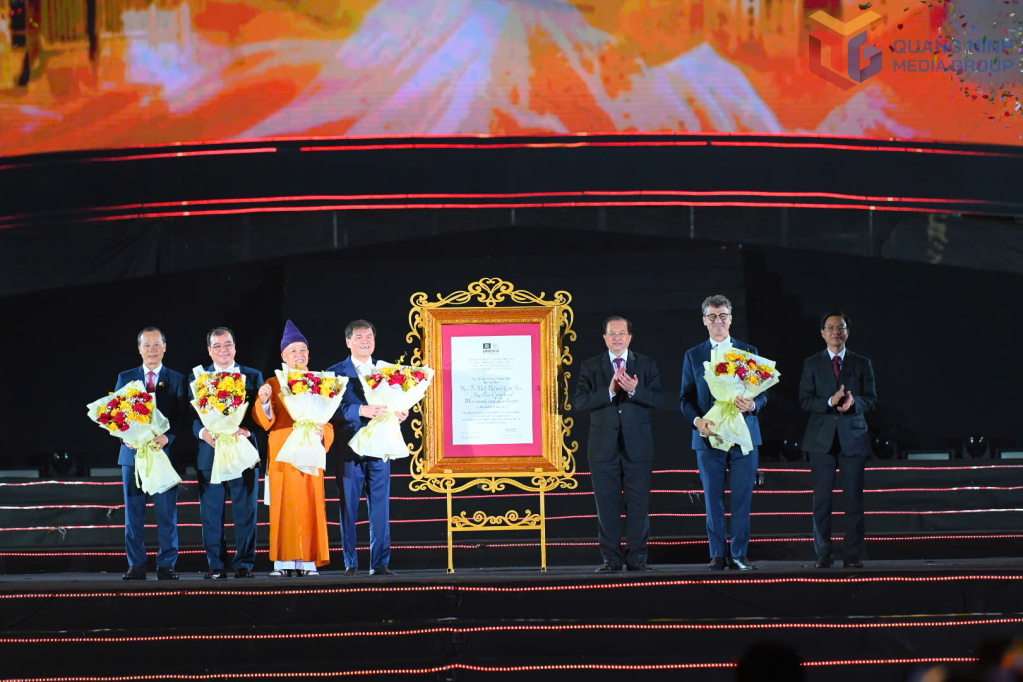 Đồng chí Tạ Quang Đông, Thứ trưởng Bộ Văn hóa, Thể thao và Du lịch tặng hoa cho Ông Jonathan Baker - Trưởng đại diện Tổ chức giáo dục, khoa học và văn hóa Liên hợp quốc - UNESCO tại Việt Nam. 