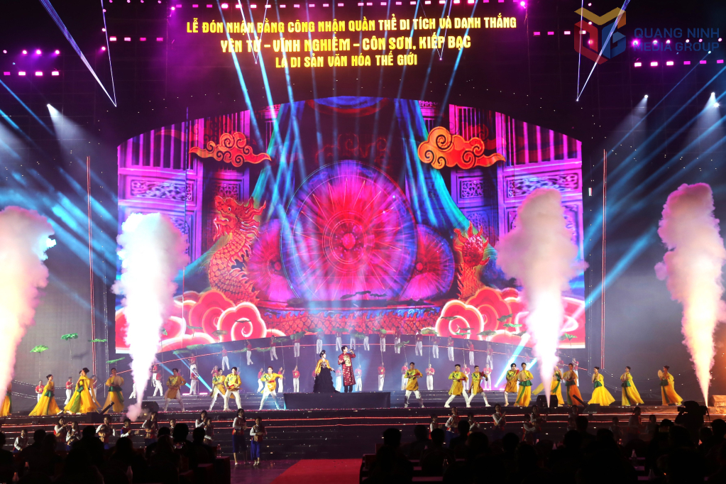 Các tiết mục văn nghệ được dàn dựng công phu, hoành tráng. 