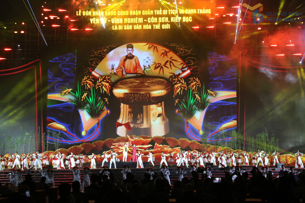 Các tiết mục văn nghệ mang đậm màu sắc văn hóa dân tộc. 