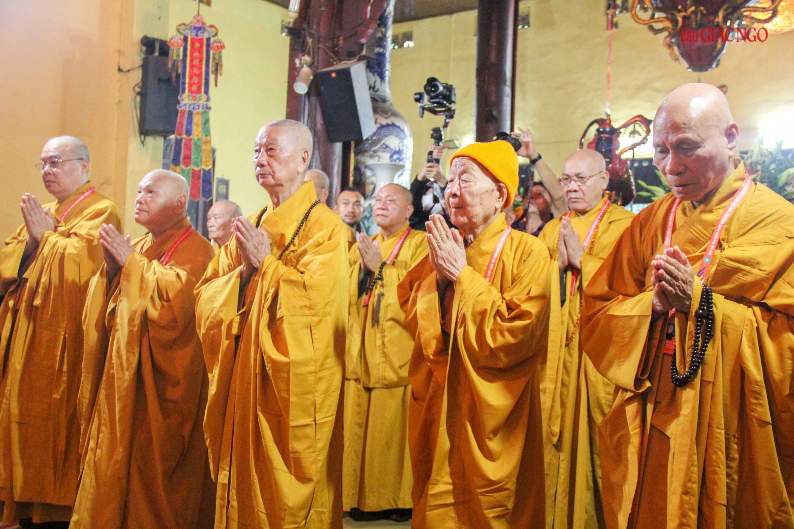 Trang nghiêm khóa lễ Tam bảo trước giờ khai mạc Đại hội Phật giáo toàn quốc lần thứ IX