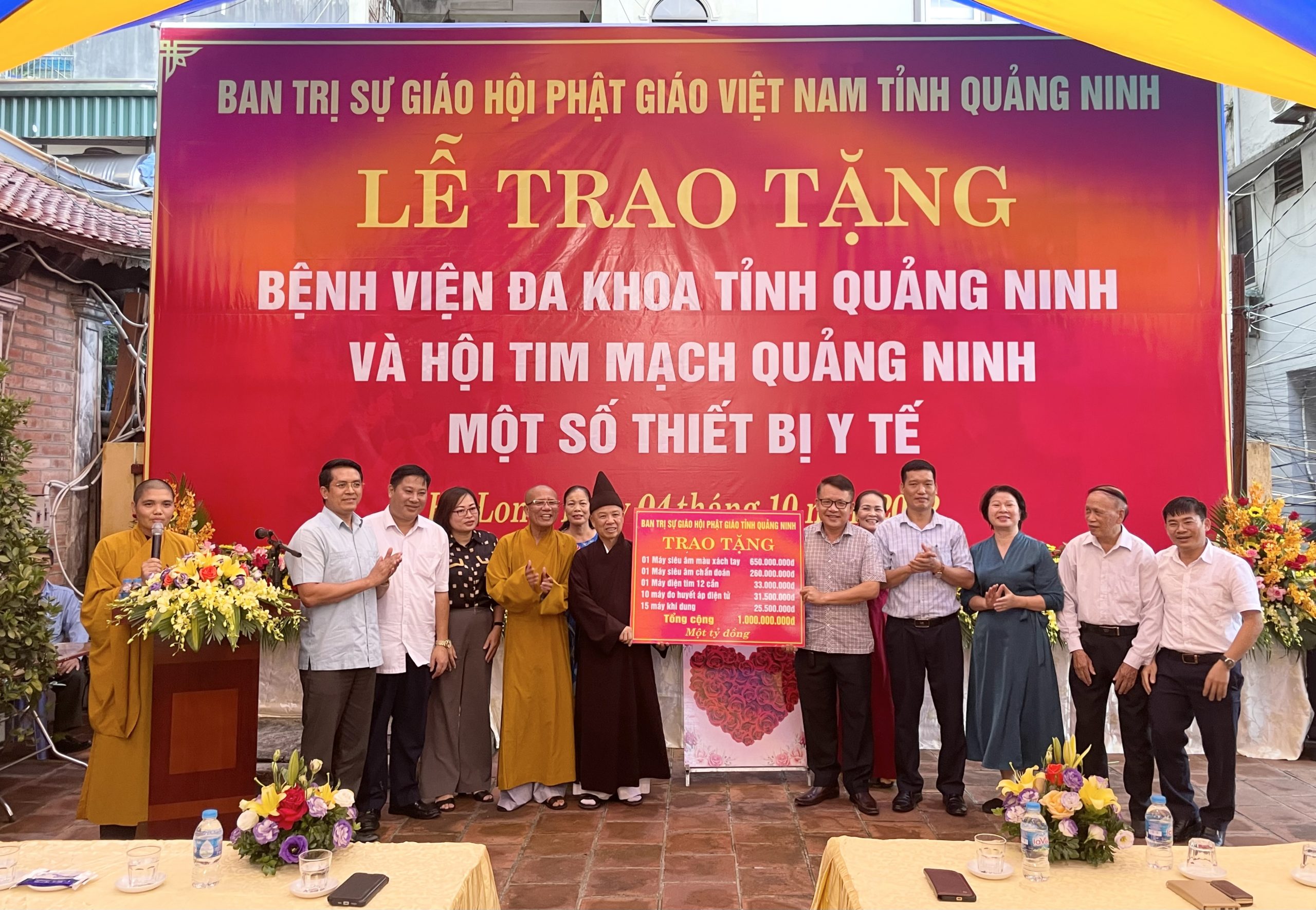 Quảng Ninh: Ban Trị sự Phật giáo tỉnh trao tặng trang thiết bị y tế tổng giá trị 01 tỷ đồng