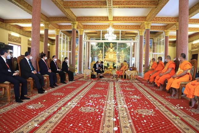 Chủ tịch nước Nguyễn Xuân Phúc thăm hai vị Đại Tăng thống ở đất nước Chùa Tháp ảnh 2