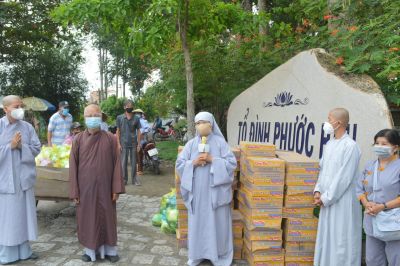 Thiền viện Bảo Hải trao 400 phần quà hỗ trợ bà con tỉnh Vĩnh Long