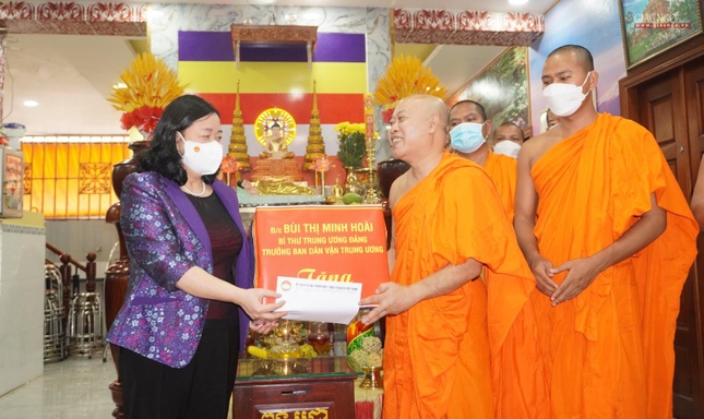 Ban Dân vận Trung ương chúc Tết cổ truyền đến chư Tăng, Phật tử Khmer tại TP.HCM ảnh 5