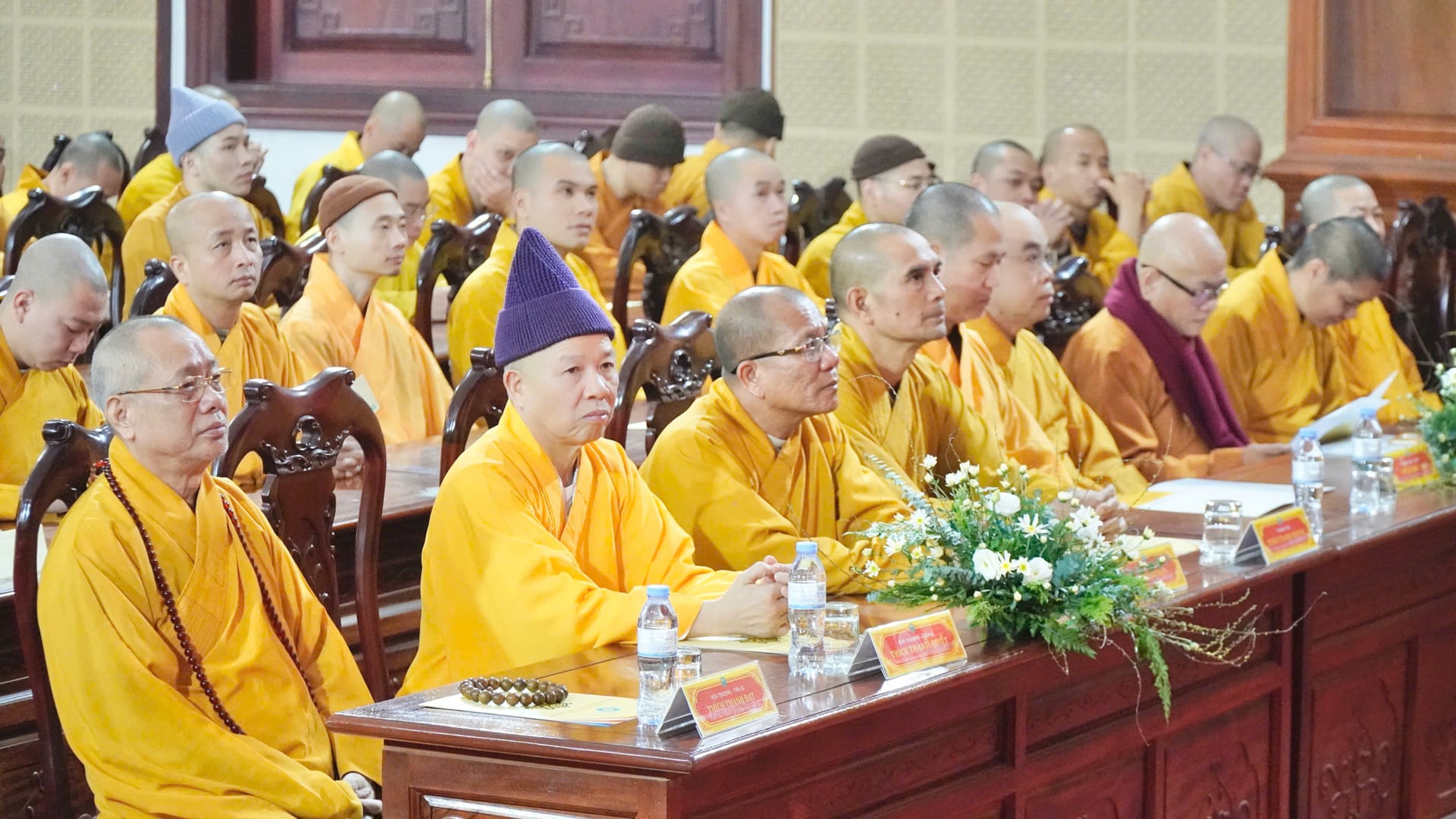 Tăng Ni sinh Học viện PGVN tại Hà Nội hiến máu, ủng hộ lũ lụt 2