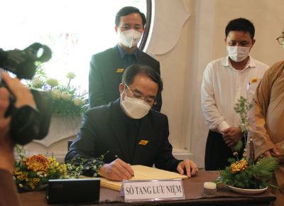 Thứ trưởng Vũ Chiến Thắng thay mặt Chủ tịch nước, Thủ tướng viếng tang Thiền sư Thích Nhất Hạnh