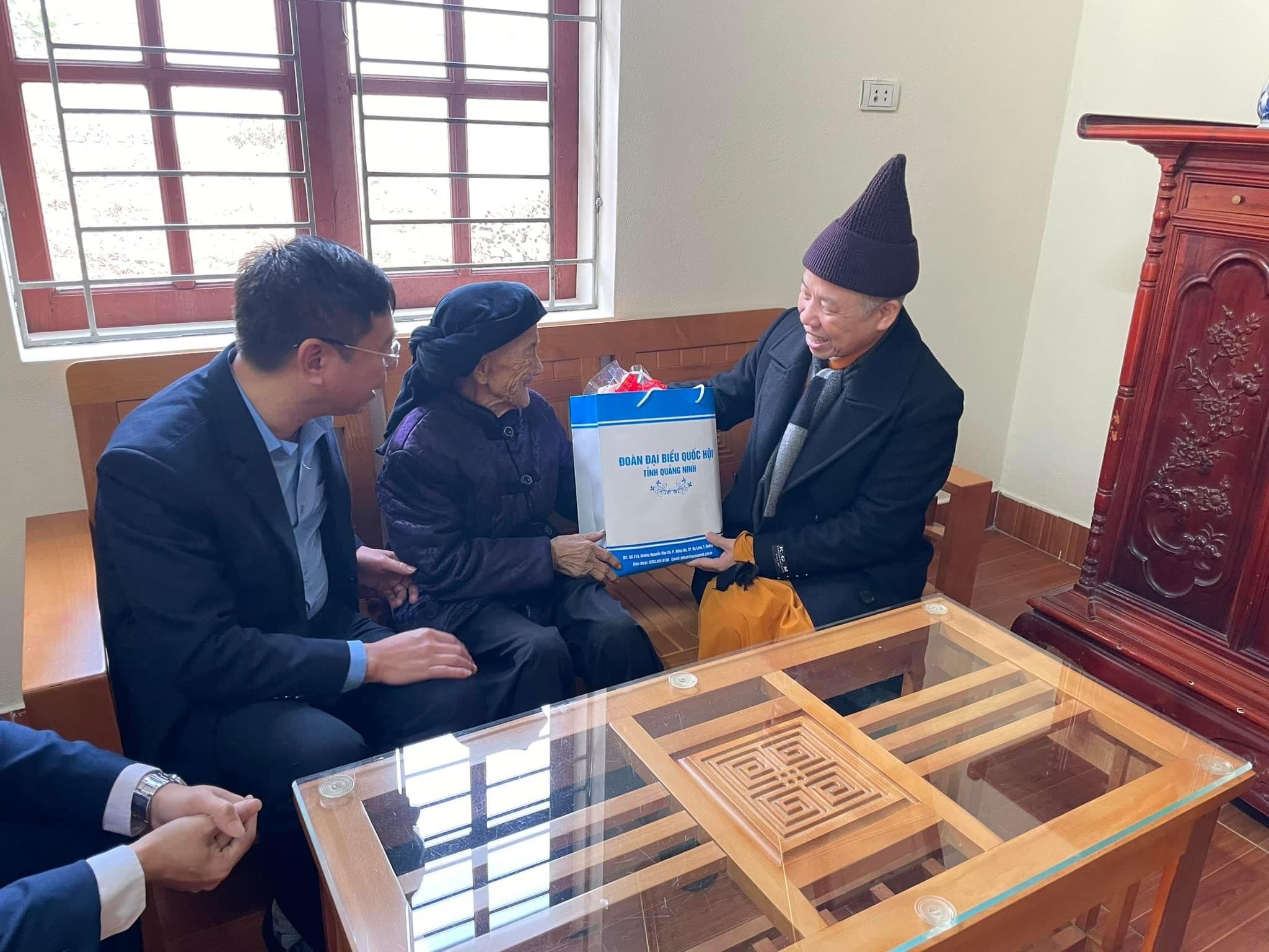 Hoà thượng Thích Thanh Quyết thăm các Mẹ Việt Nam Anh hùng tại Quảng Ninh nhân dịp năm mới 2023.