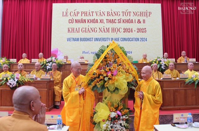 Trưởng lão Hòa thượng Thích Giác Quang tặng lẵng hoa chúc mừng của Ban Thường trực Hội đồng Chứng minh