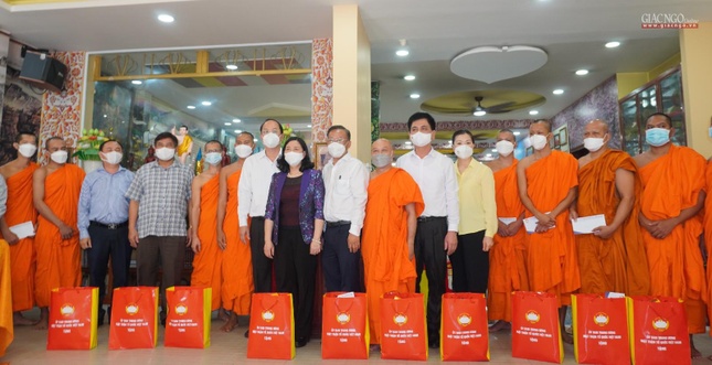Ban Dân vận Trung ương chúc Tết cổ truyền đến chư Tăng, Phật tử Khmer tại TP.HCM ảnh 3