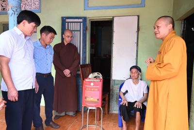 Học viện PGVN tại Hà Nội thăm Bà Mẹ Việt Nam Anh hùng trong dịp mùa Vu Lan báo hiếu năm 2024