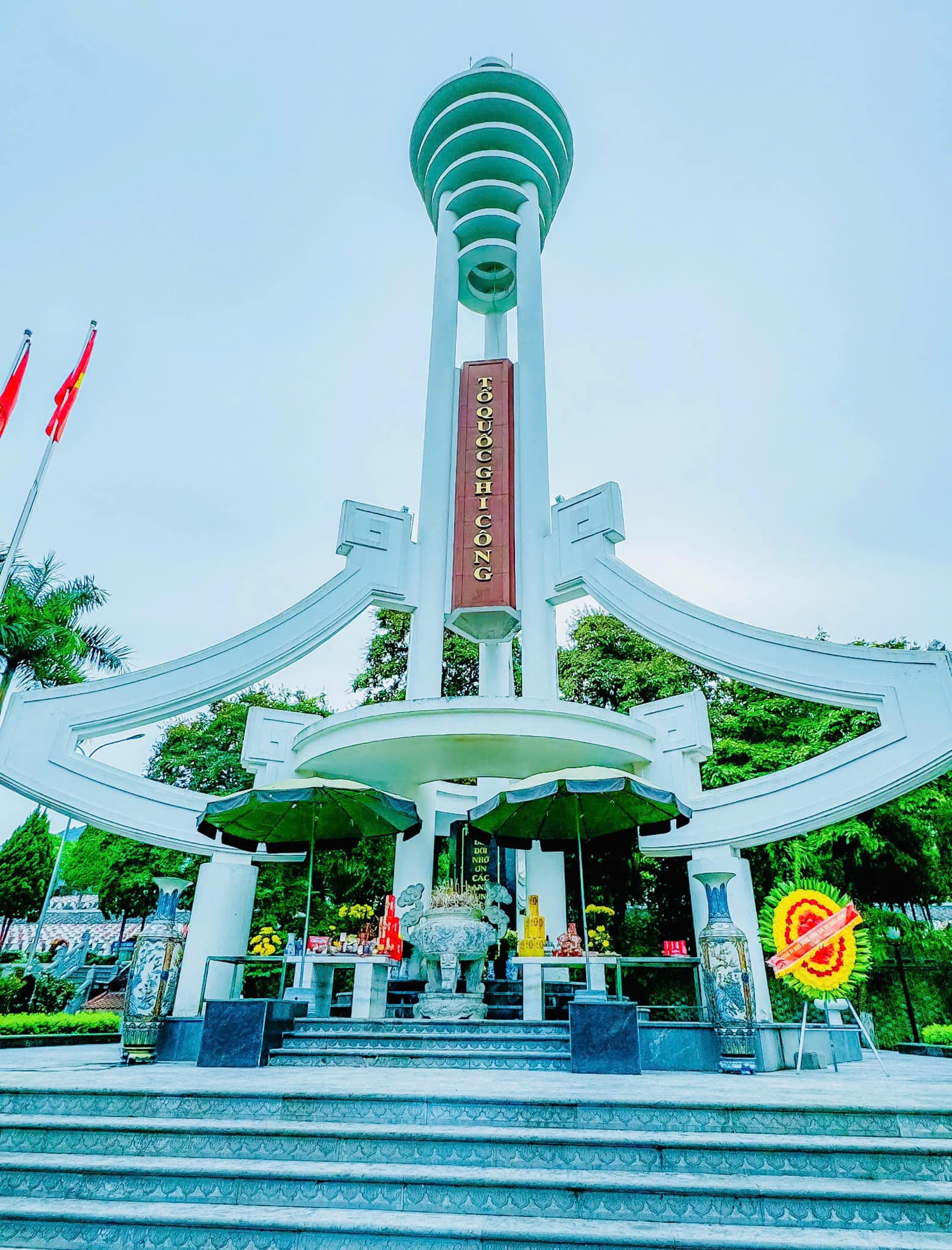 Dâng hương tưởng niệm tại Nghĩa trang Vị Xuyên – Hà Giang