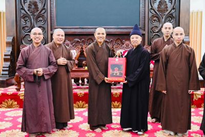 Chùa Hoằng Pháp – Hóc Môn thăm Học viện PGVN Hà Nội và trao tặng Quỹ Đào tạo Tăng tài “Ngộ Chân Tử” nhân dịp chuẩn bị khai giảng năm học mới 2024 -2025