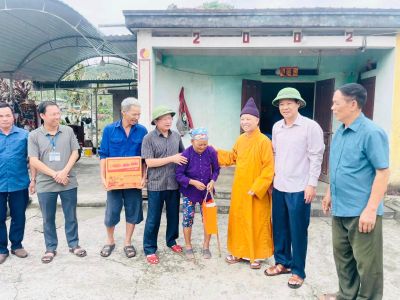 Quảng Ninh: Hòa thượng Thích Thanh Quyết cùng Chủ tịch UBND tỉnh thăm và tặng quà các hộ gia đình bị thiệt hại nặng nề do cơn bão số 3.