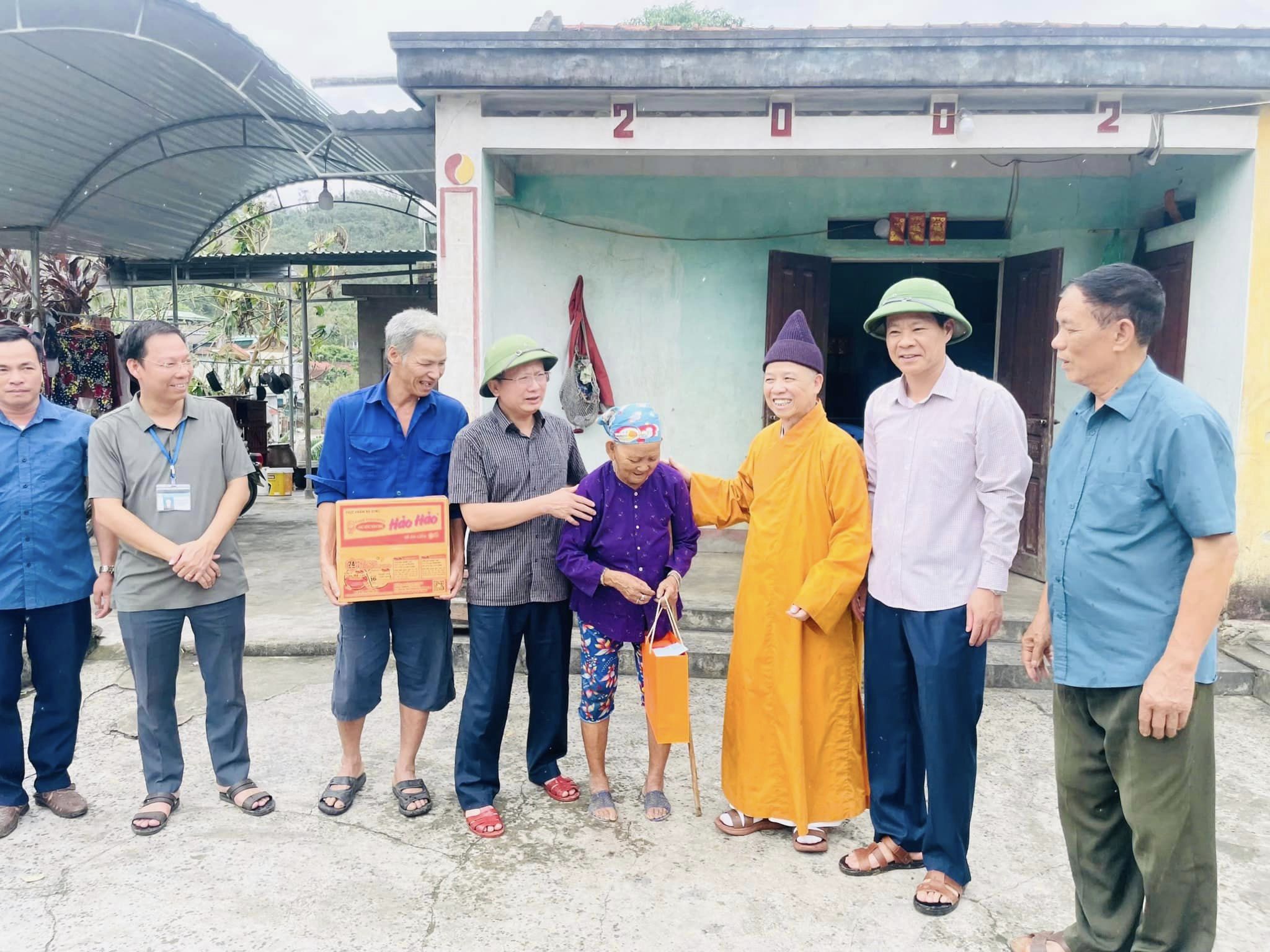 Quảng Ninh: Hòa thượng Thích Thanh Quyết cùng Chủ tịch UBND tỉnh thăm và tặng quà các hộ gia đình bị thiệt hại nặng nề do cơn bão số 3.