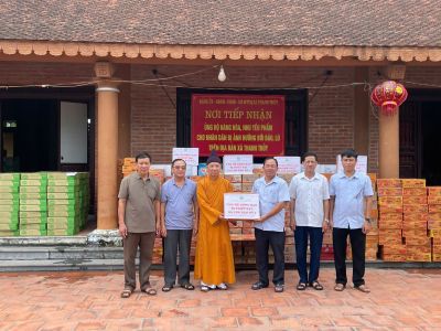 Hà Nam: Hòa thượng Thích Thanh Quyết cùng lãnh đạo địa phương trực tiếp thăm hỏi và động viên trao tặng nhiều phần quà cho bà con nhân dân tại xã Thanh Thủy