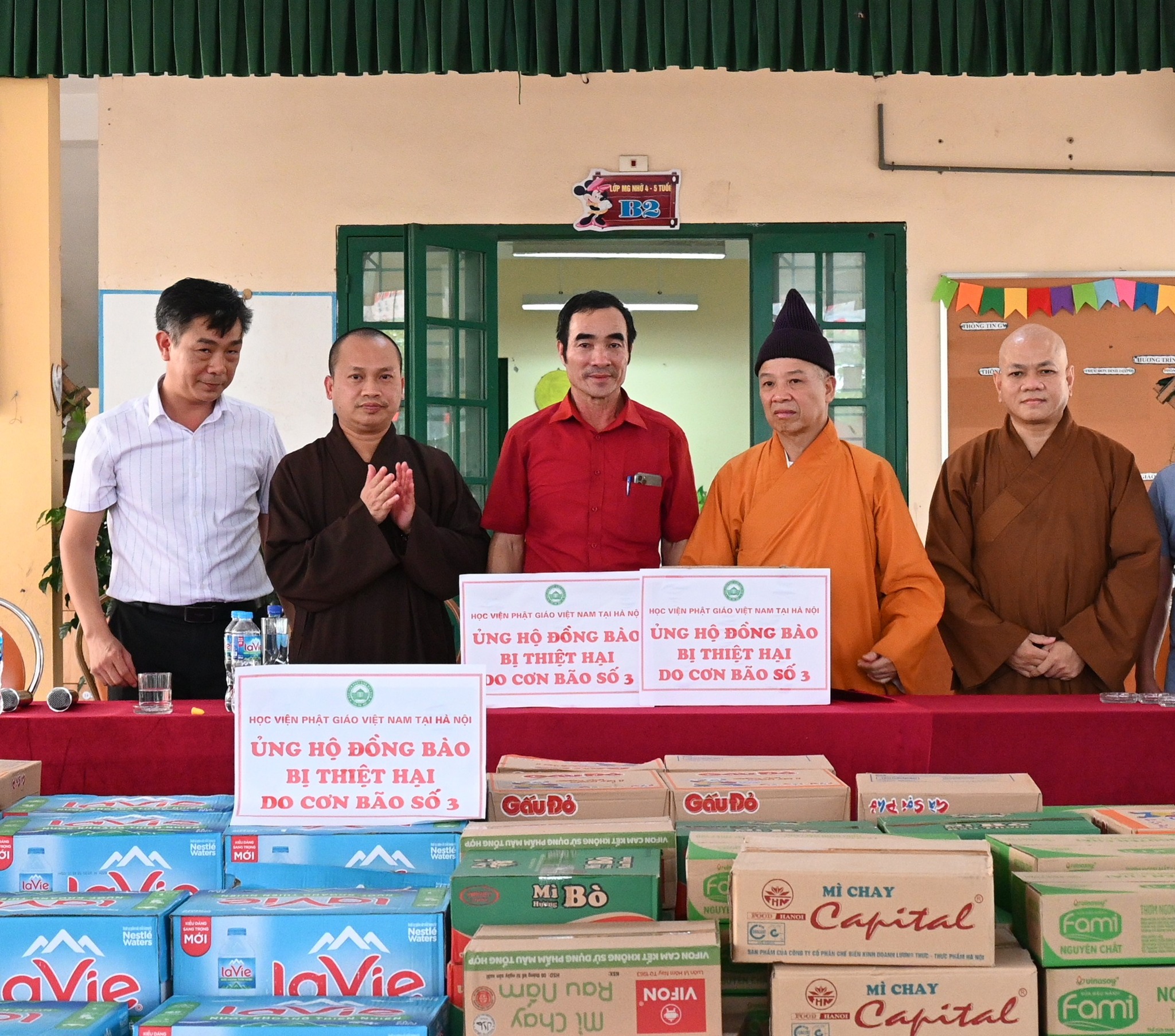 Sẻ chia yêu thương trong bão lũ